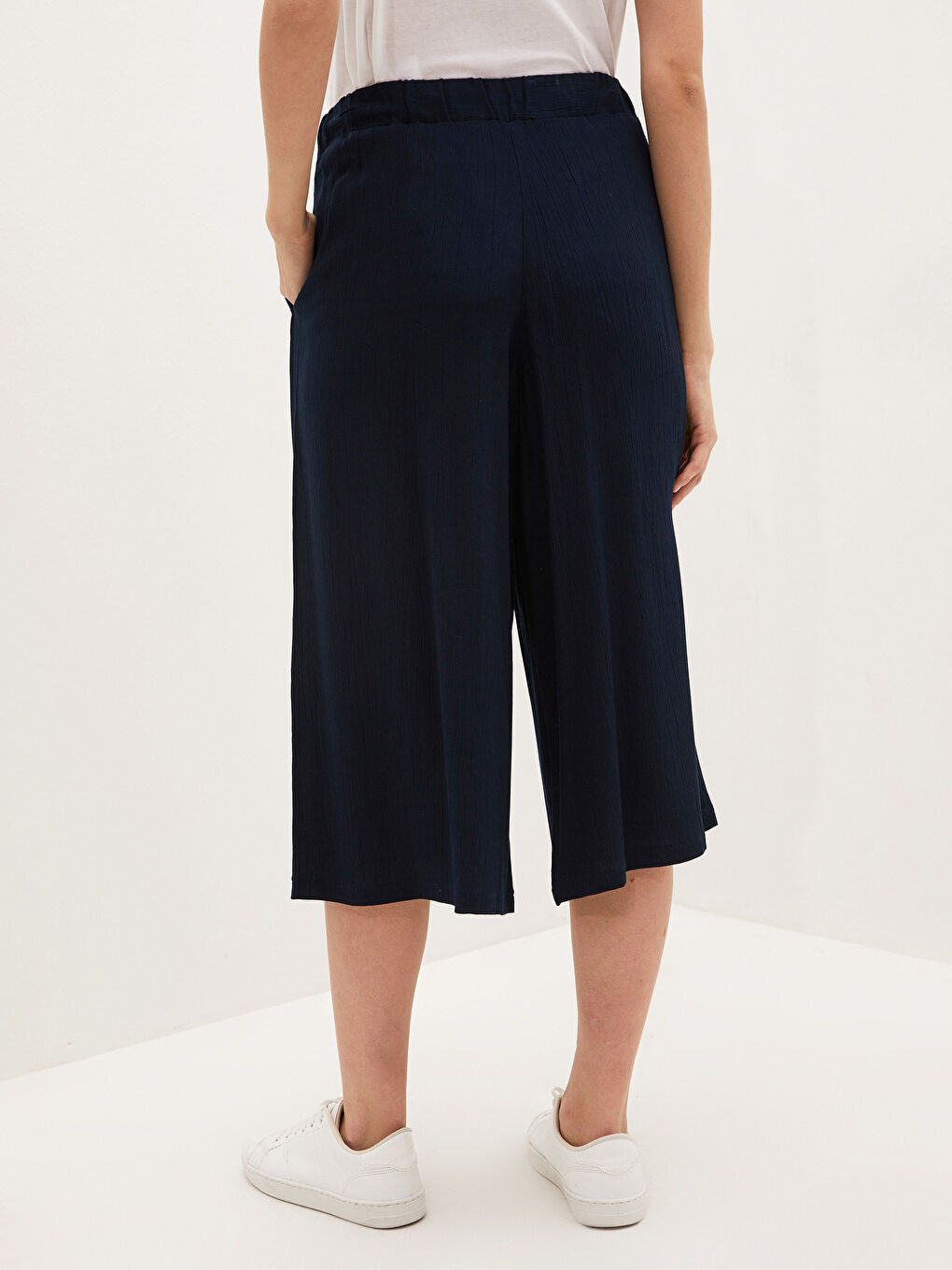 LCWAIKIKI Basic Elastic Waist Pocket Detailed Crinkle Fabric Women Capri -S1G182Z8-E1J