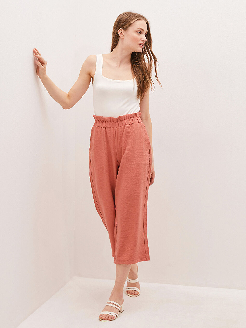 Брюки-капри женские с высокой посадкой и широкими штанинами