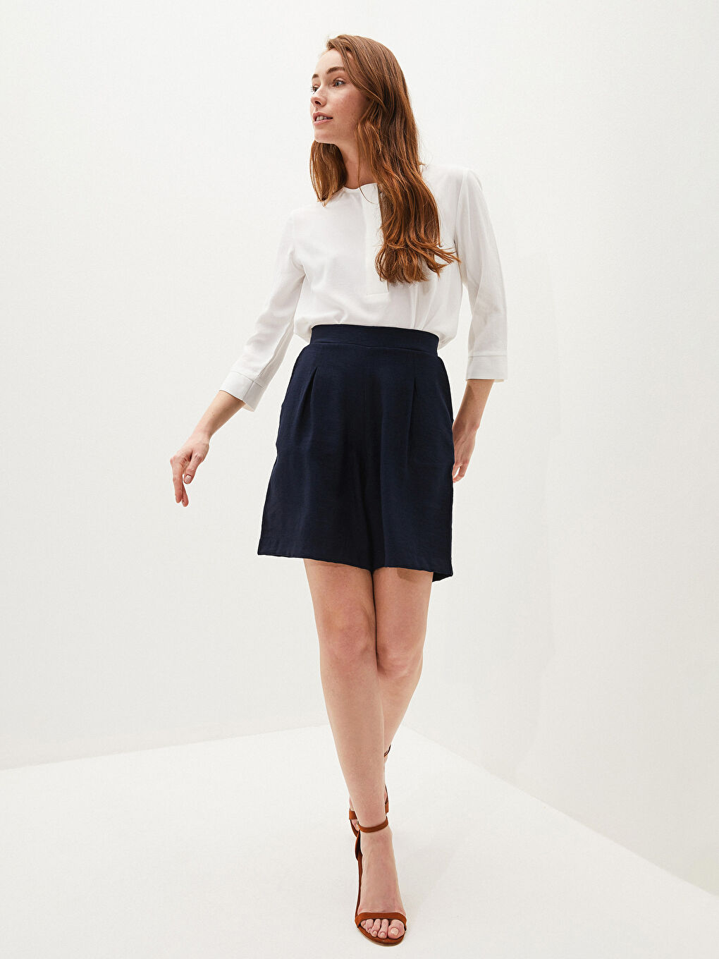 شۆرت بەرموودا بۆ ژنان بە وردەکاری جێب ڕاست و کەمەر لاستیک-2