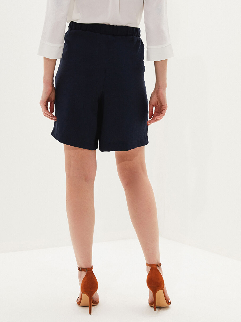 شۆرت بەرموودا بۆ ژنان بە وردەکاری جێب ڕاست و کەمەر لاستیک-5