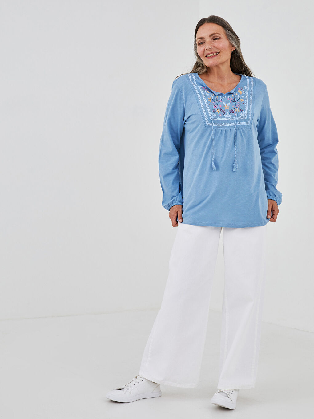 Mavi Bağlamalı Yaka Nakışlı Uzun Kollu Pamuklu Kadın Bluz-1