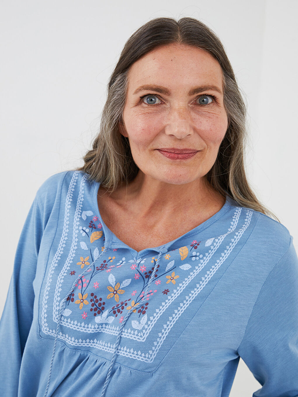 Mavi Bağlamalı Yaka Nakışlı Uzun Kollu Pamuklu Kadın Bluz-2