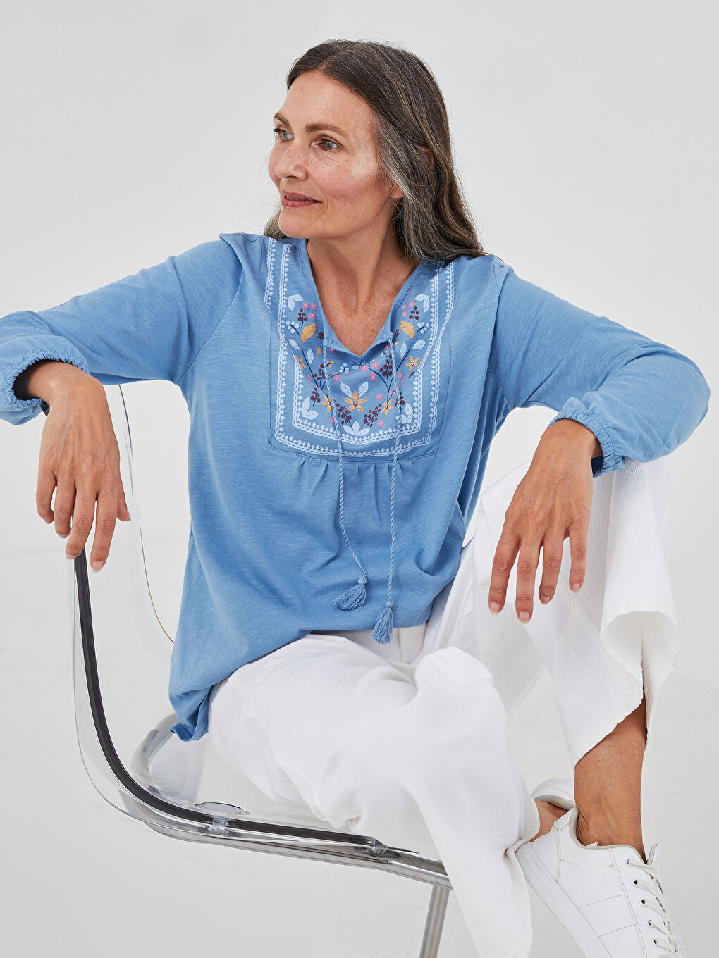 Mavi Bağlamalı Yaka Nakışlı Uzun Kollu Pamuklu Kadın Bluz-4