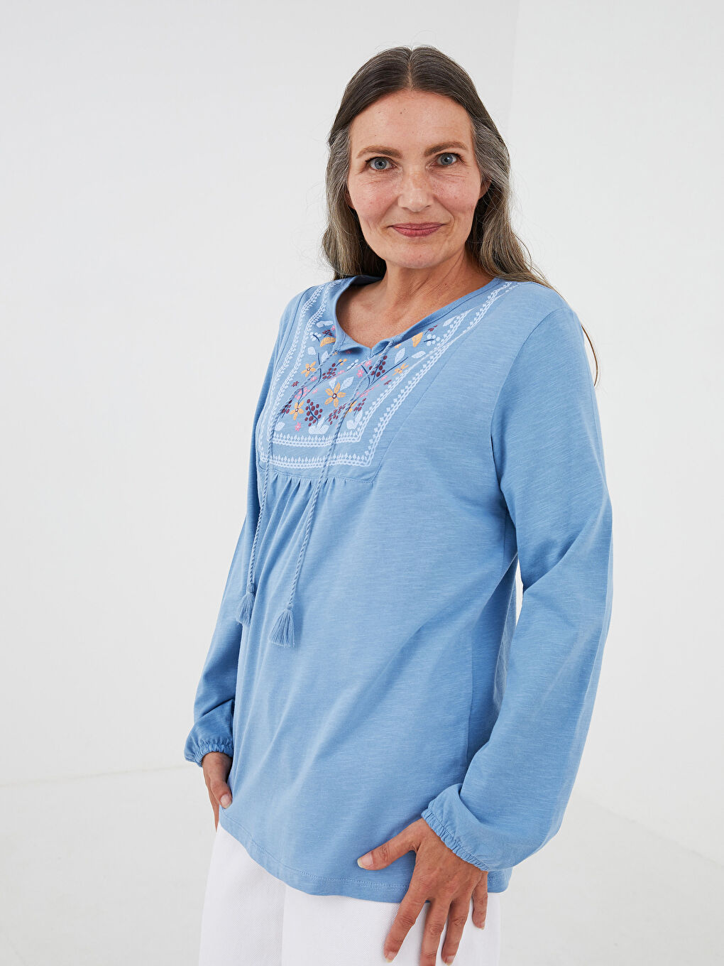 Mavi Bağlamalı Yaka Nakışlı Uzun Kollu Pamuklu Kadın Bluz