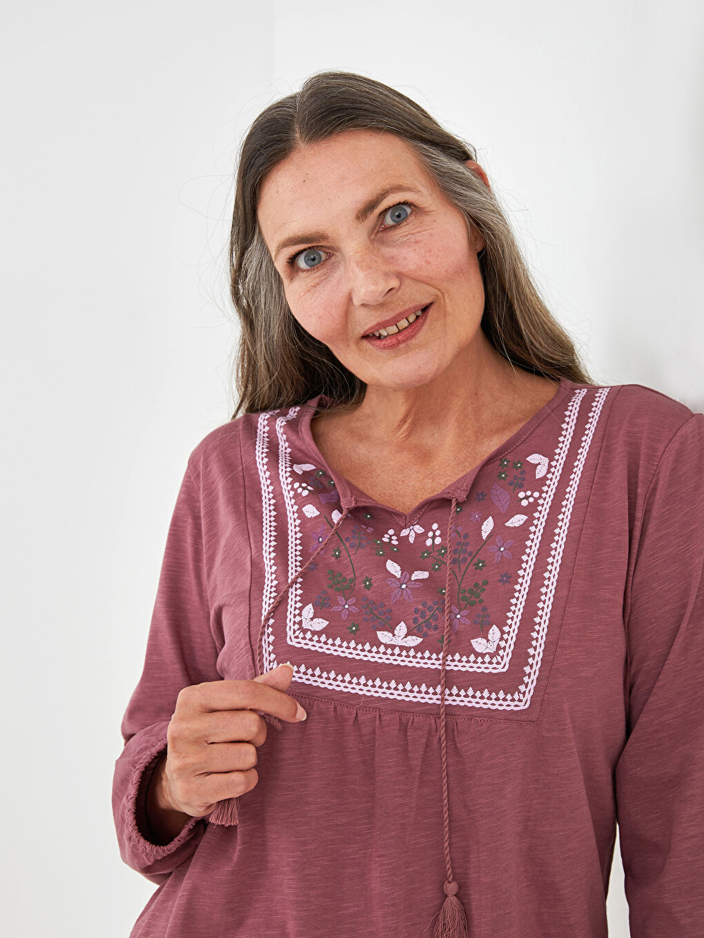 Pembe Bağlamalı Yaka Nakışlı Uzun Kollu Pamuklu Kadın Bluz