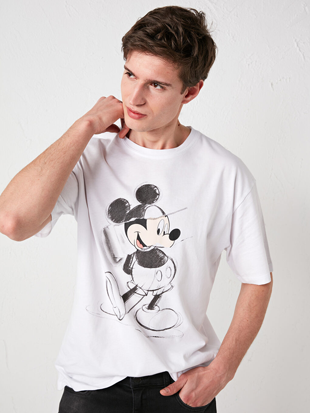 Beyaz Bisiklet Yaka Kısa Kollu Mickey Mouse Baskılı Penye Erkek Tişört