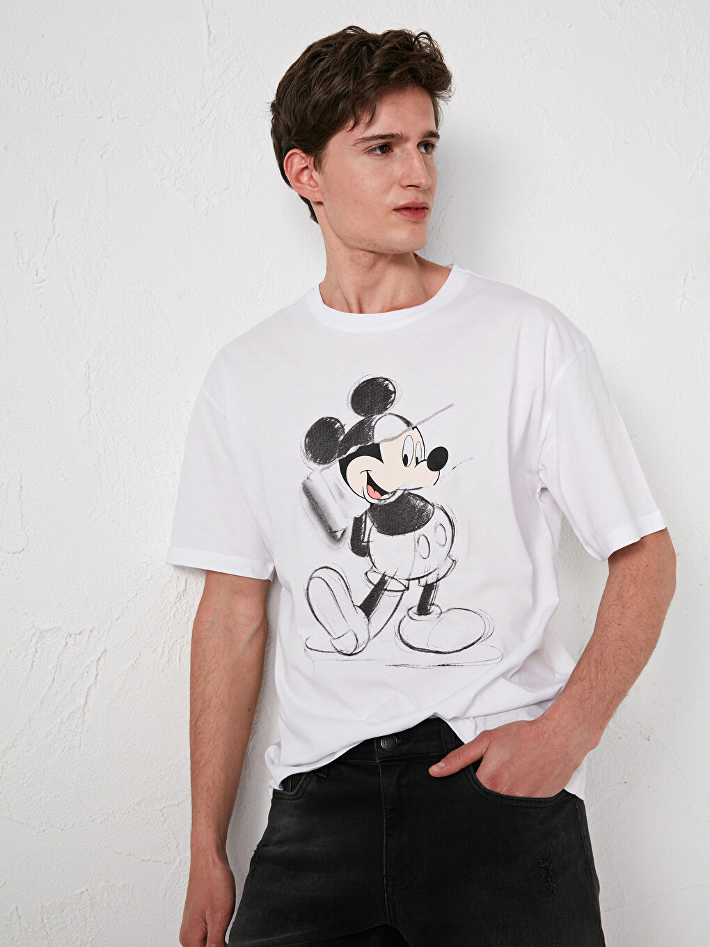 Beyaz Bisiklet Yaka Kısa Kollu Mickey Mouse Baskılı Penye Erkek Tişört-1