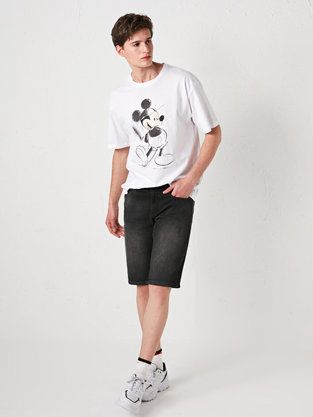 Beyaz Bisiklet Yaka Kısa Kollu Mickey Mouse Baskılı Penye Erkek Tişört-3