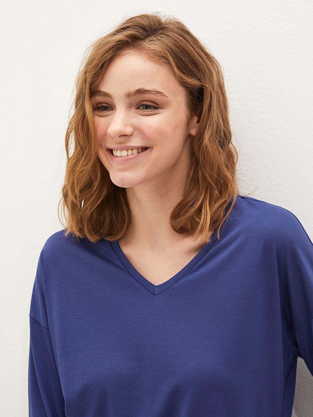 Футболка для жінок з V-подібним вирізом, простим дизайном і довгим рукавом-1