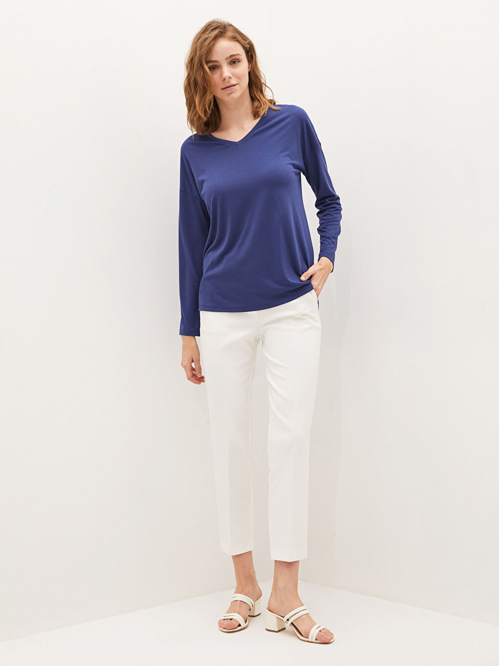 Футболка для жінок з V-подібним вирізом, простим дизайном і довгим рукавом-2