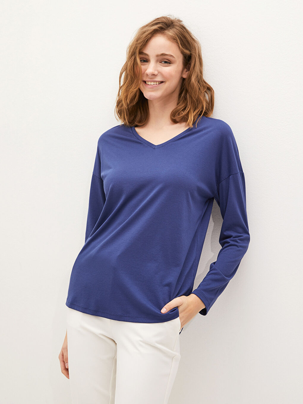 Футболка для жінок з V-подібним вирізом, простим дизайном і довгим рукавом-4