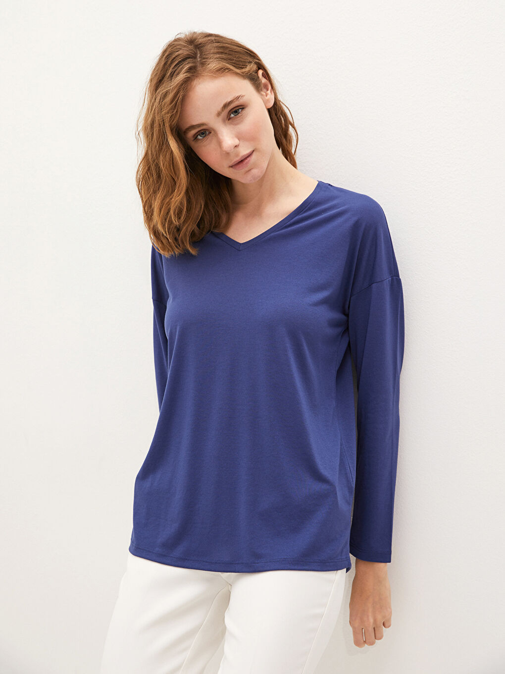 Футболка для жінок з V-подібним вирізом, простим дизайном і довгим рукавом