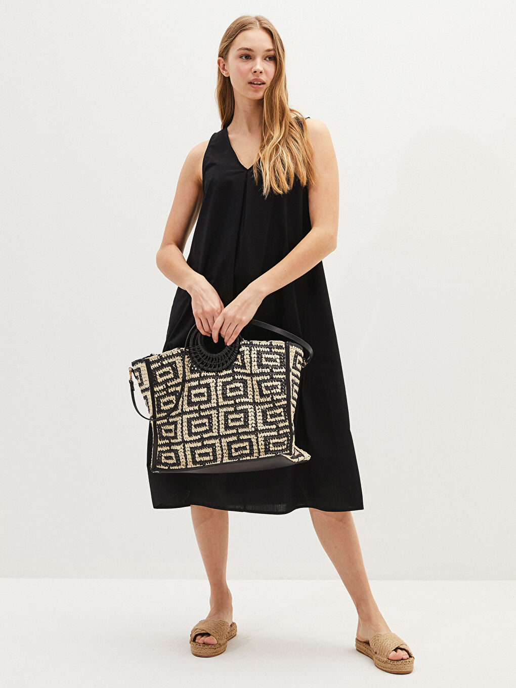 Siyah V Yaka Düz Kolsuz Poplin Kadın Elbise