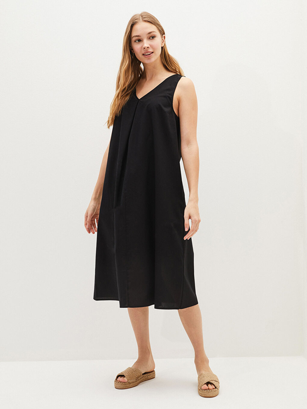 Siyah V Yaka Düz Kolsuz Poplin Kadın Elbise-1