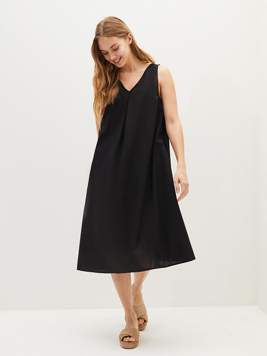 Siyah V Yaka Düz Kolsuz Poplin Kadın Elbise-2