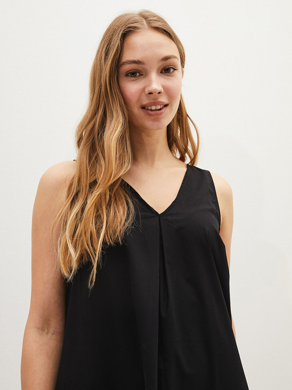 Siyah V Yaka Düz Kolsuz Poplin Kadın Elbise-3