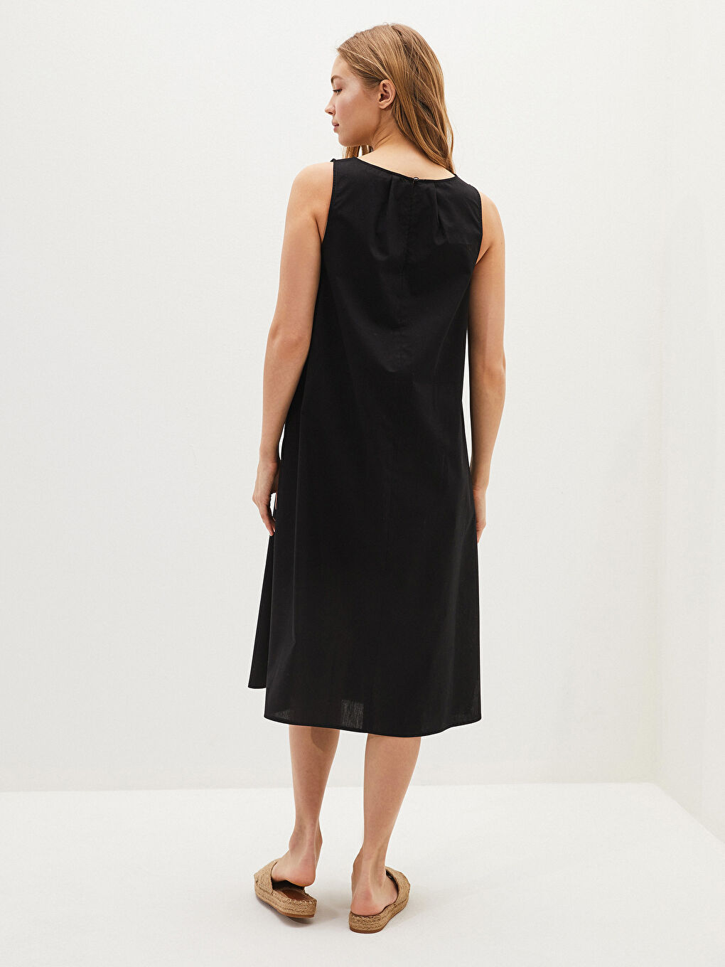 Siyah V Yaka Düz Kolsuz Poplin Kadın Elbise-4