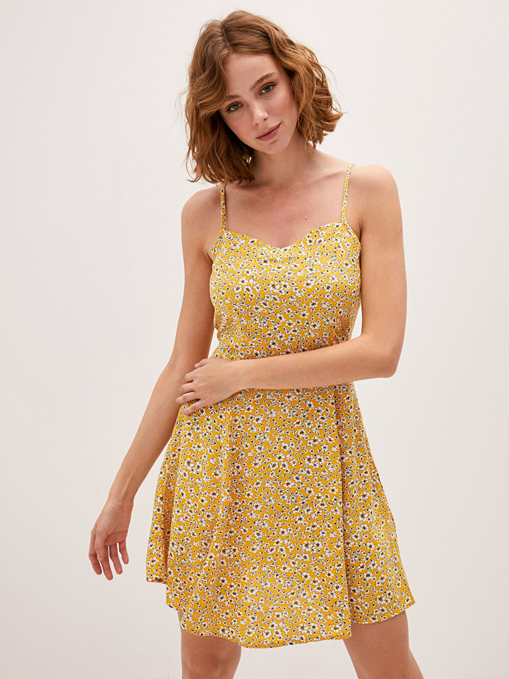 თასმებიანი ყვავილოვანი პრინტით ვისკოზის ქალის კაბა-2