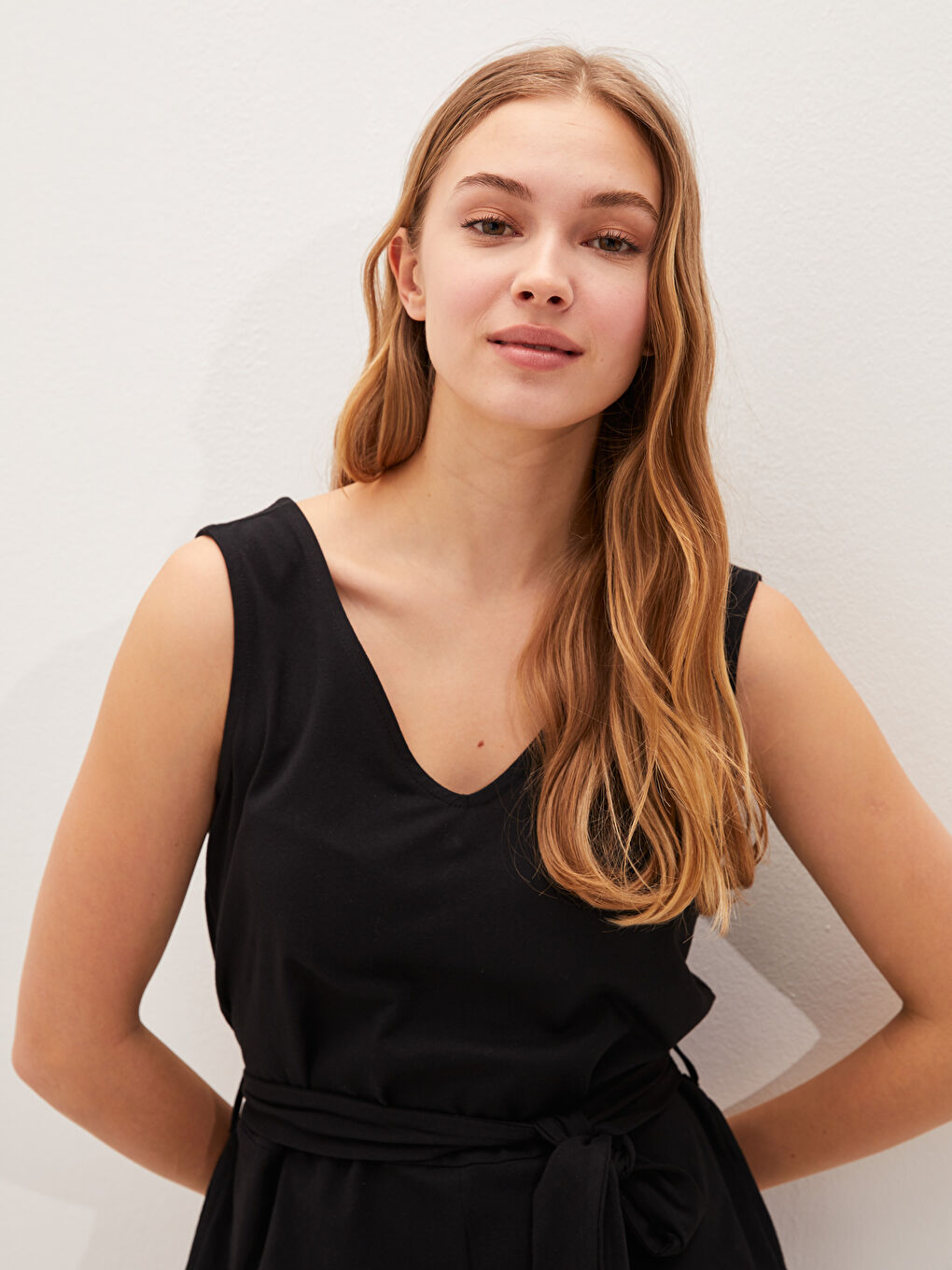 Siyah V Yaka Düz Beli Kuşaklı Kadın Tulum-2