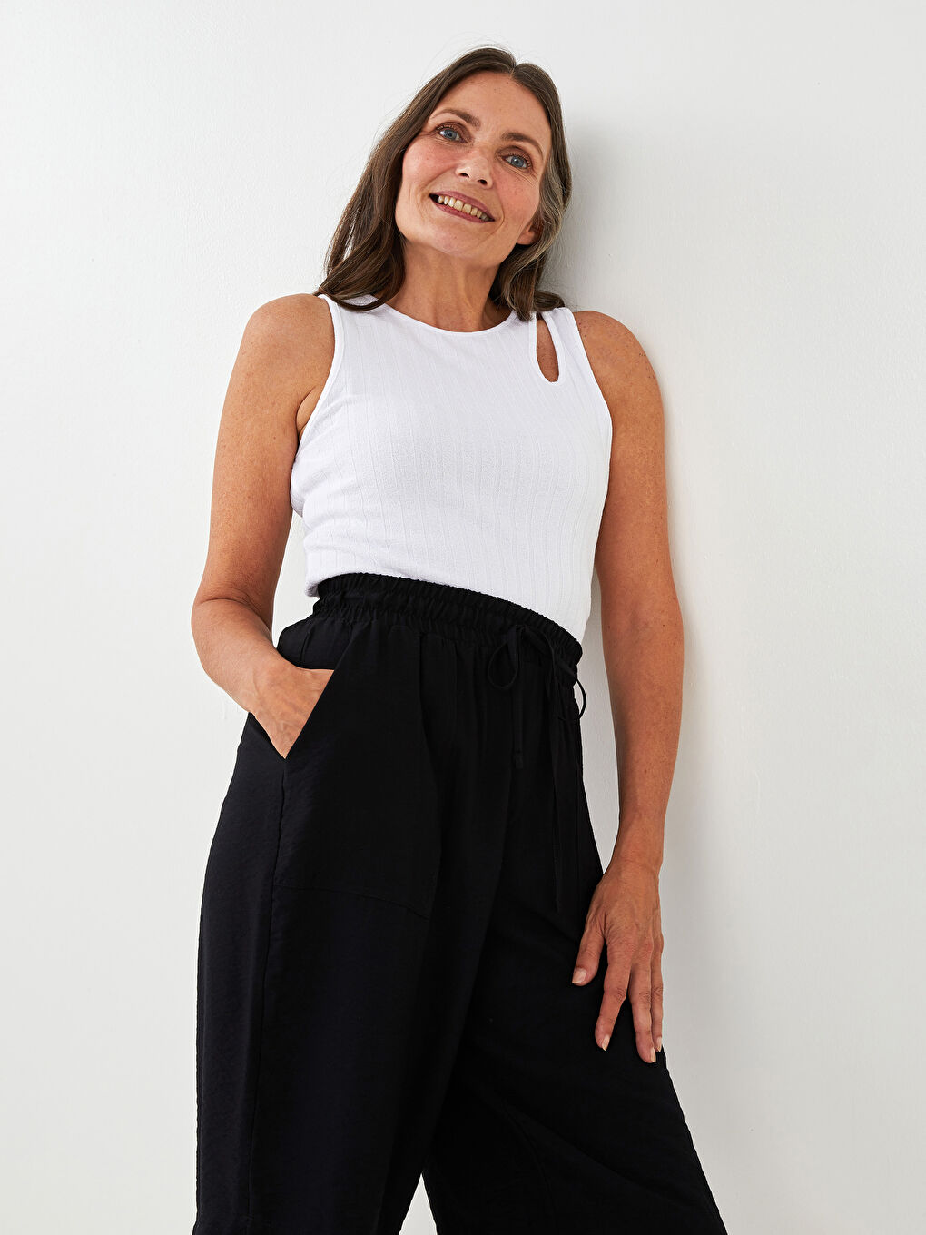 Women's Straight Bermuda Shorts With Elastic Waist