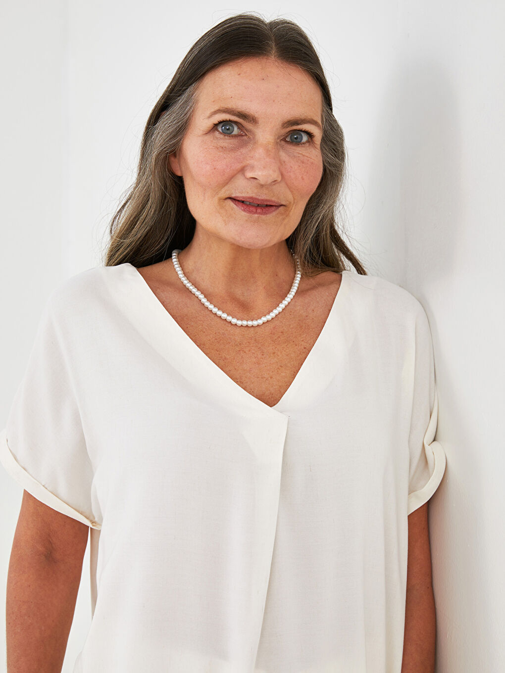 Bej V Yaka Düz Kısa Kol Kadın Bluz-2