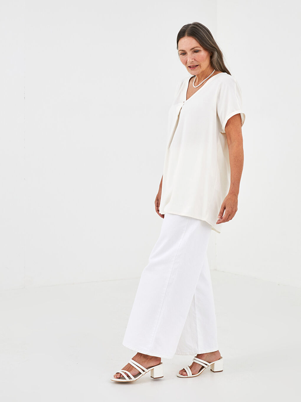 Bej V Yaka Düz Kısa Kol Kadın Bluz-3