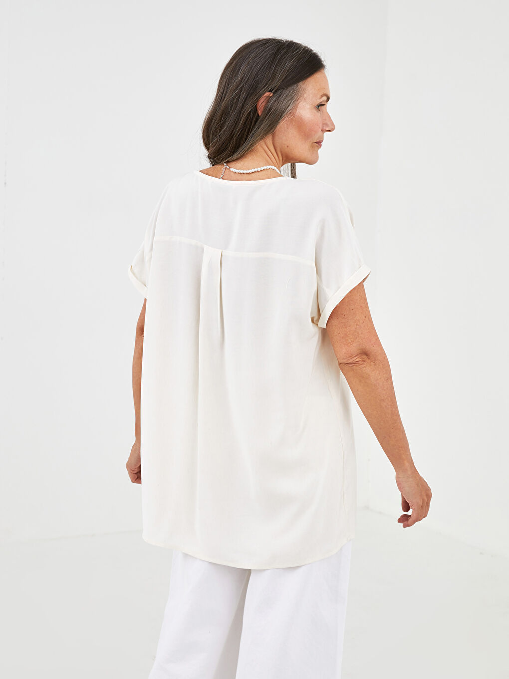 Bej V Yaka Düz Kısa Kol Kadın Bluz-4