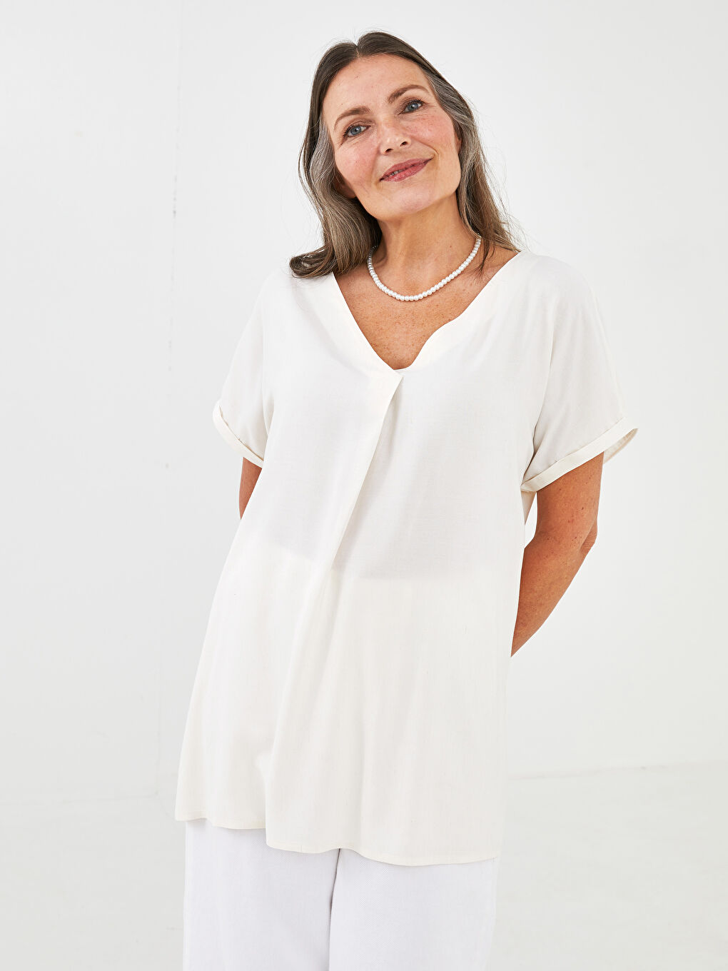 Bej V Yaka Düz Kısa Kol Kadın Bluz