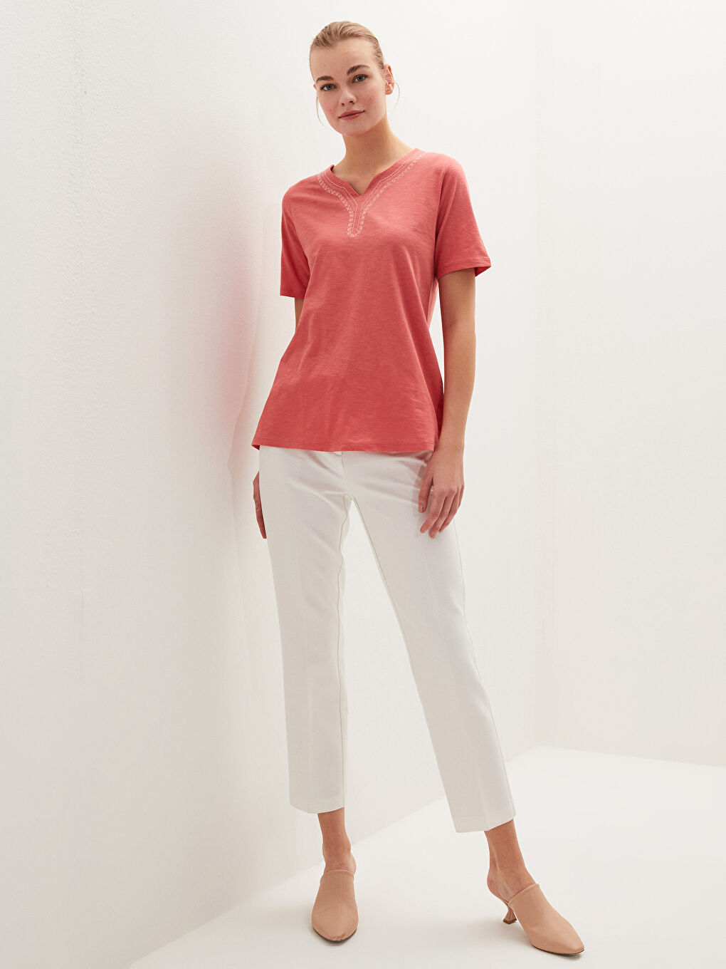 بلوزة نسائية قطنية بأكمام قصيرة مطرزة وفتحة رقبة على شكل حرف V-1