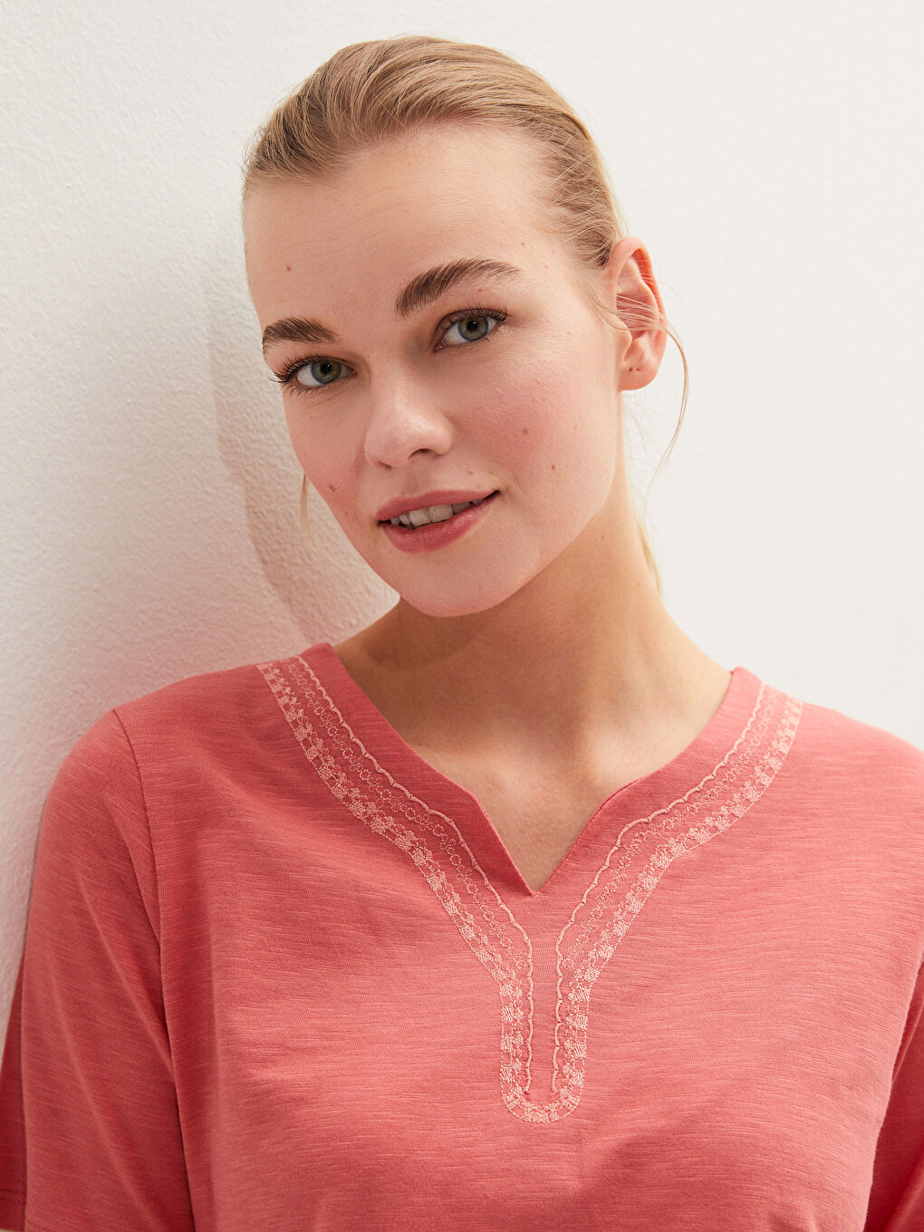 بلوزة نسائية قطنية بأكمام قصيرة مطرزة وفتحة رقبة على شكل حرف V-2