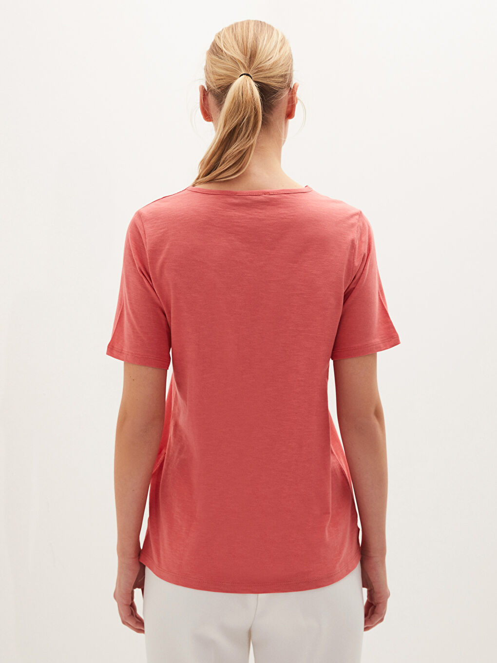 بلوزة نسائية قطنية بأكمام قصيرة مطرزة وفتحة رقبة على شكل حرف V-3