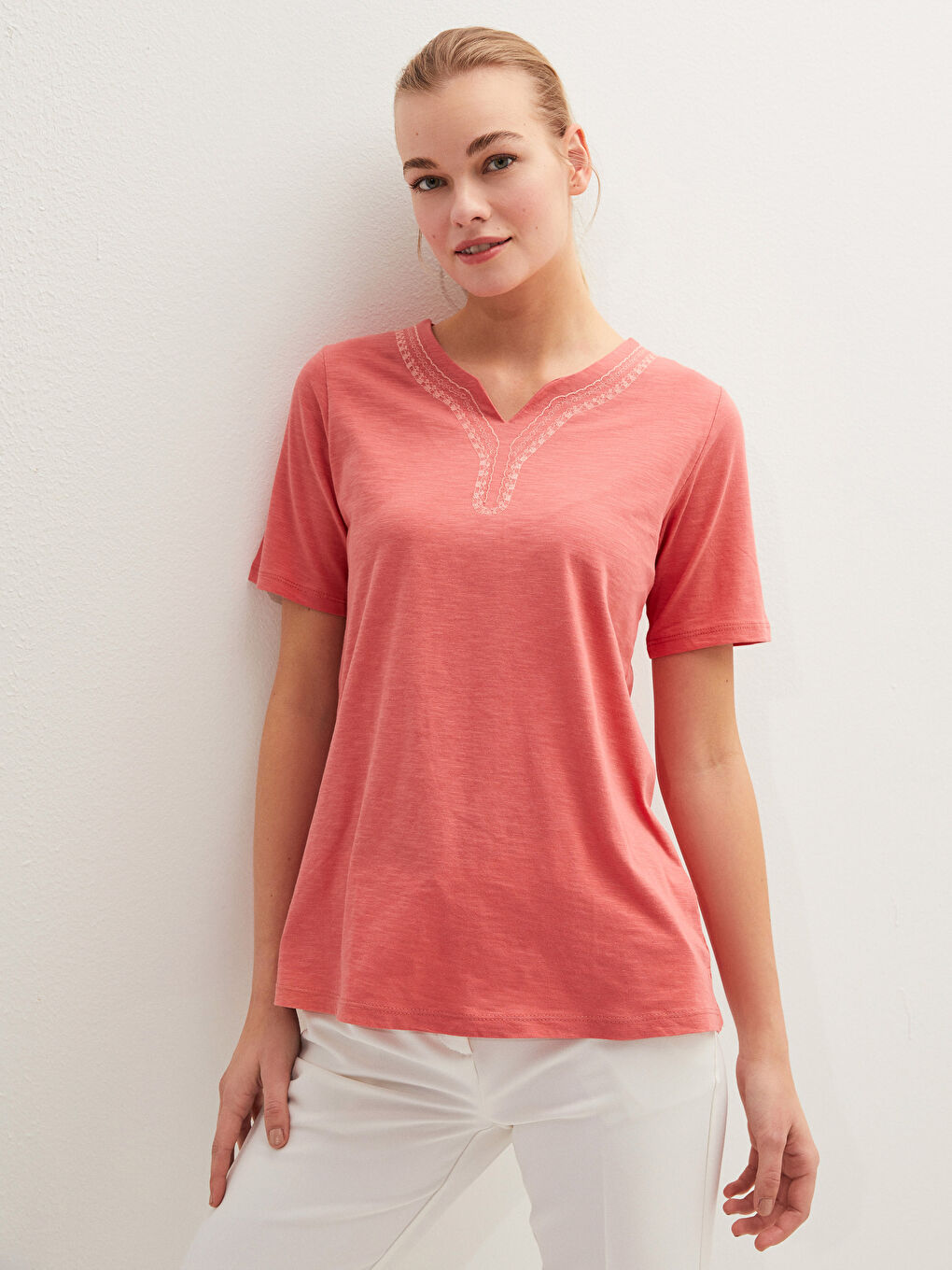 بلوزة نسائية قطنية بأكمام قصيرة مطرزة وفتحة رقبة على شكل حرف V-4