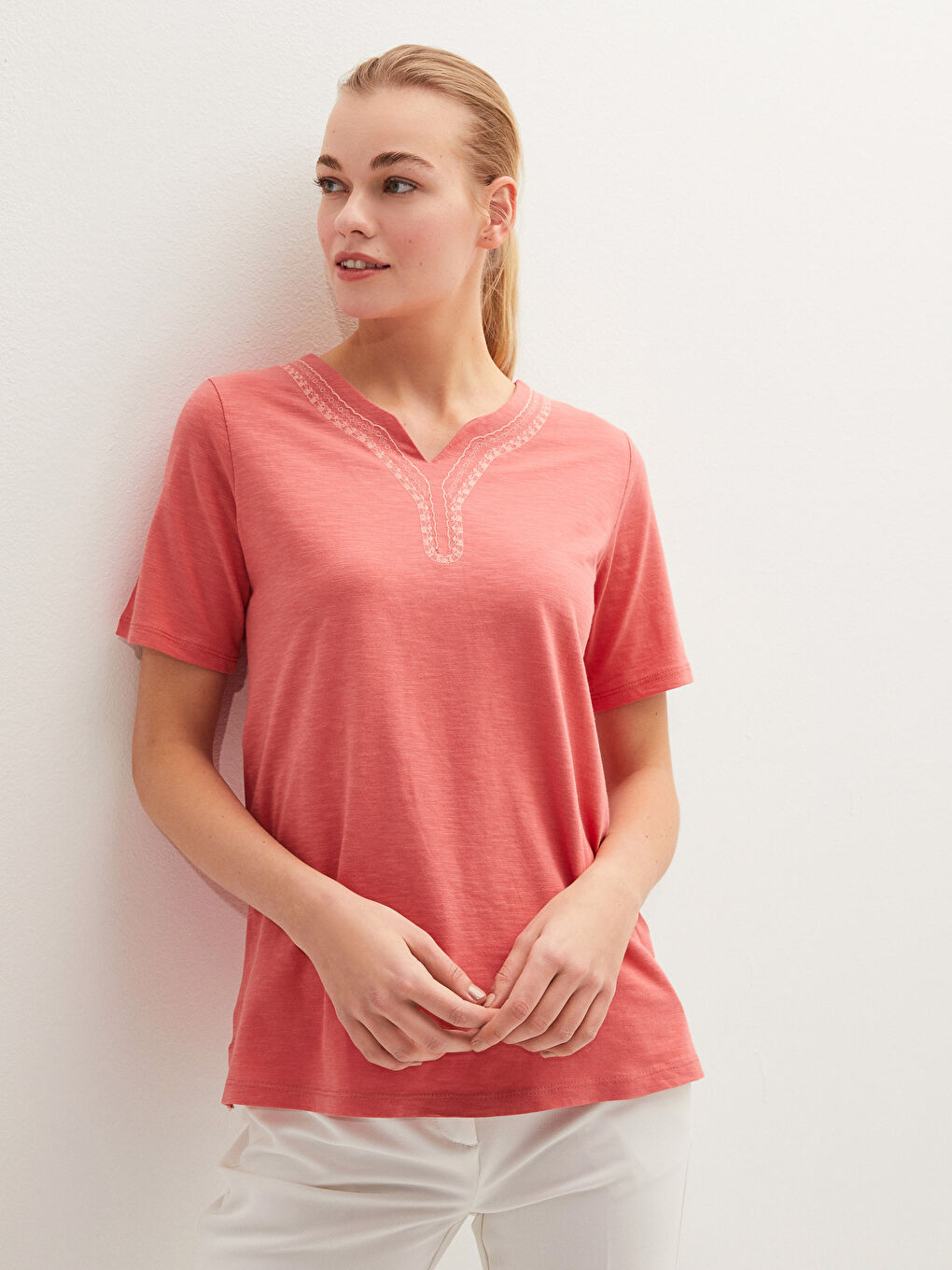 بلوزة نسائية قطنية بأكمام قصيرة مطرزة وفتحة رقبة على شكل حرف V