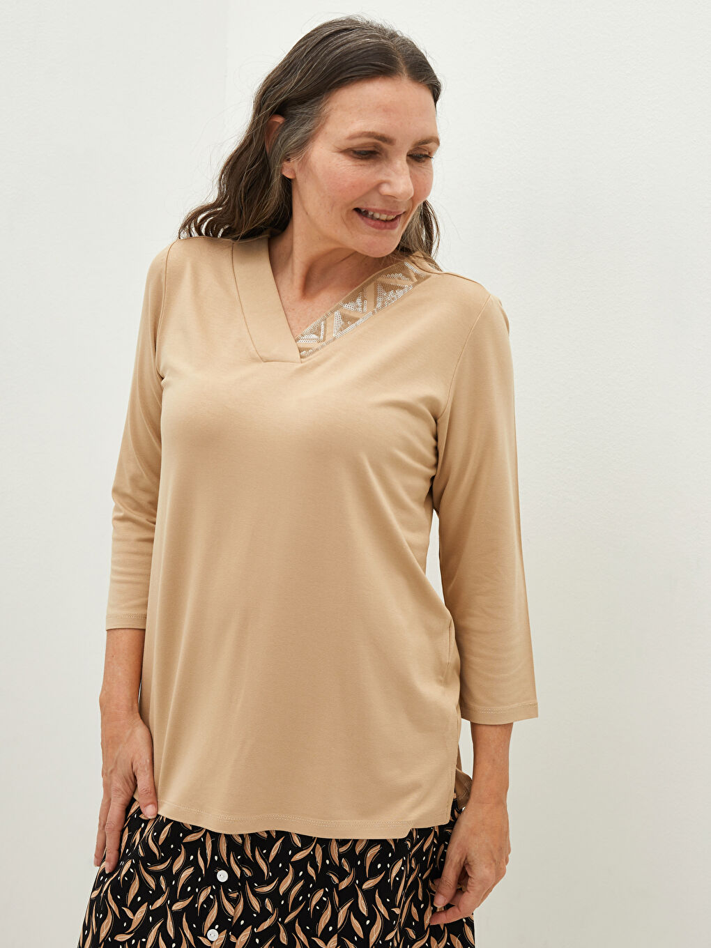 Bluza od viskoze sa V izrezom i vezenim šljokicama za žene-1