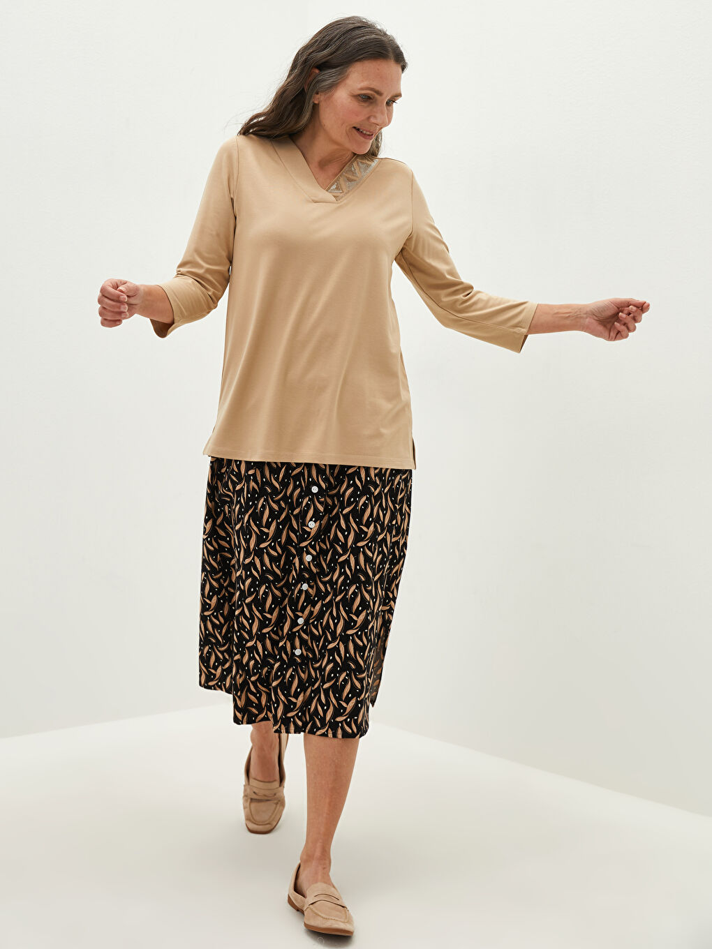 Bluza od viskoze sa V izrezom i vezenim šljokicama za žene-2