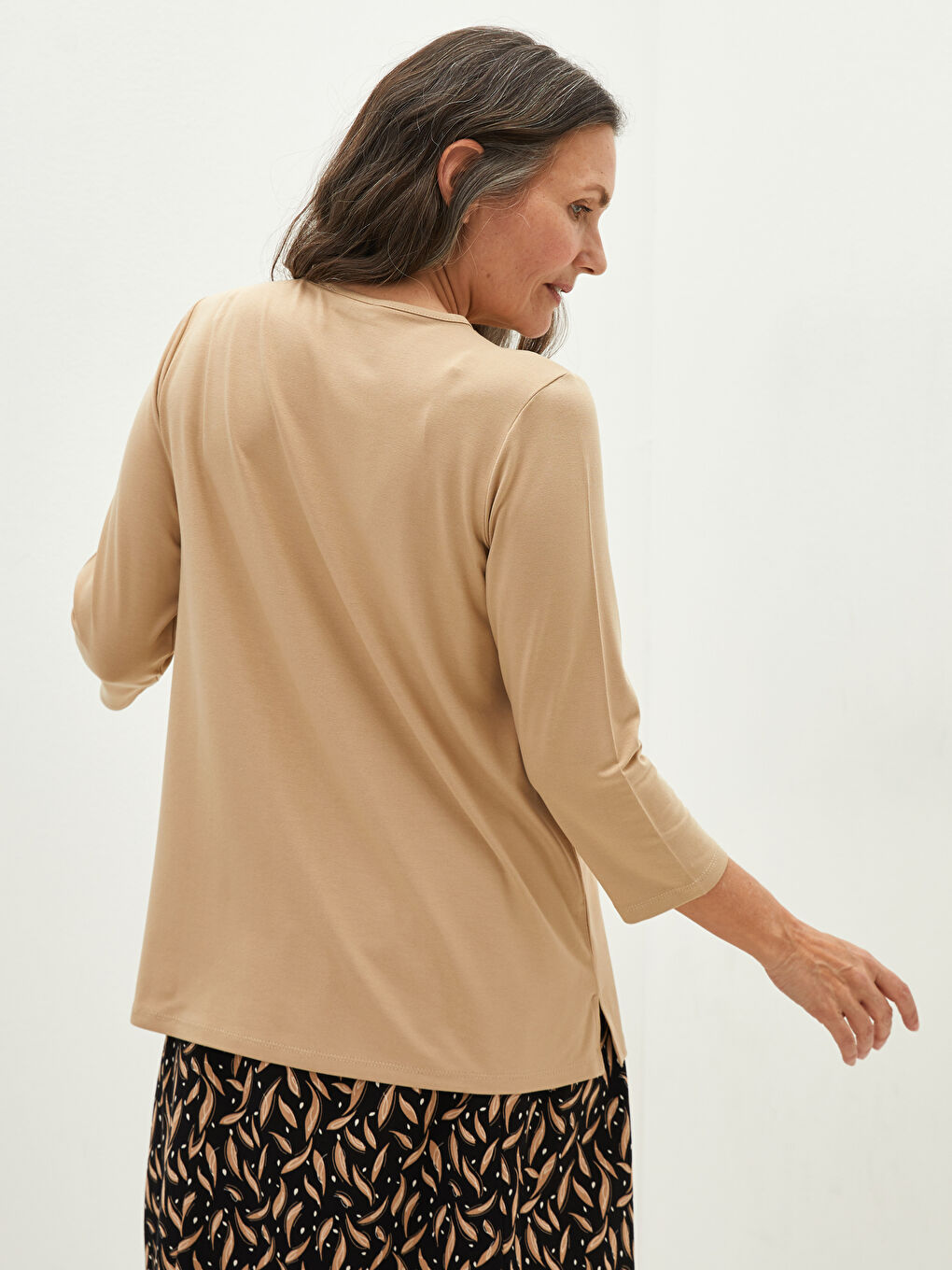 Bluza od viskoze sa V izrezom i vezenim šljokicama za žene-3