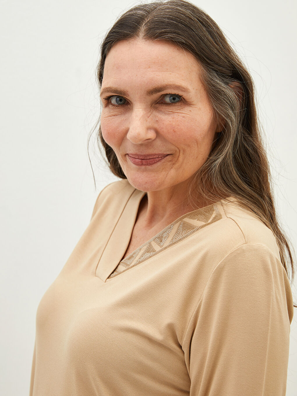 Bluza od viskoze sa V izrezom i vezenim šljokicama za žene-4