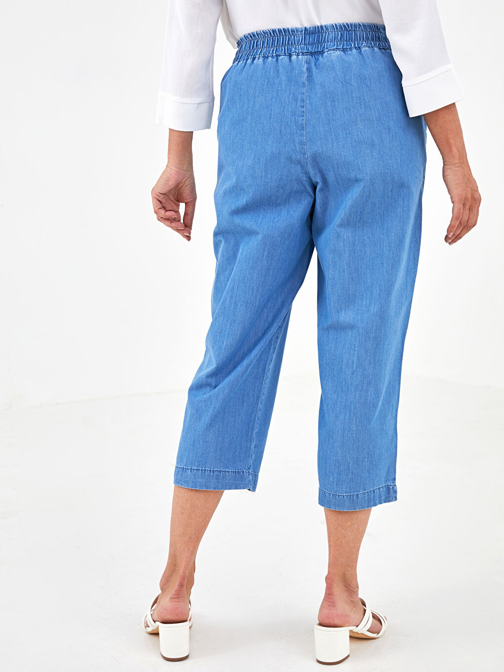 بنطلون جينز قصير روديو حريمي بتفاصيل جيب وخصر مطاطي وقصة مستقيمة-4