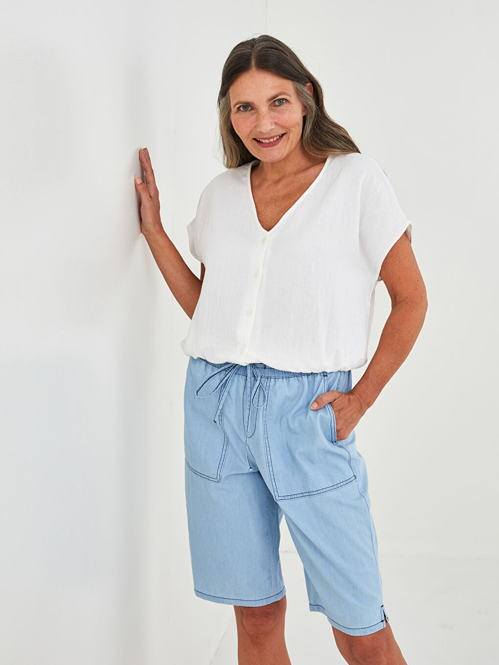 Women's Jean Shorts With Elastic Waist Comfortable Fit Pocket Detailed