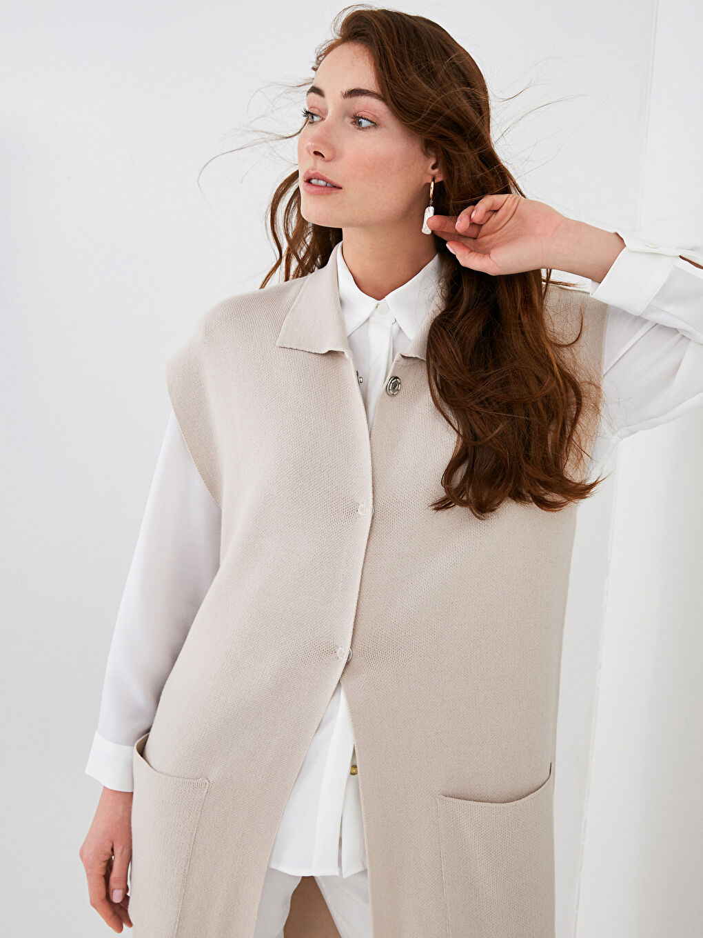 Gri Gömlek Yaka Cep Detaylı Yırtmaçlı Kadın Yelek-1