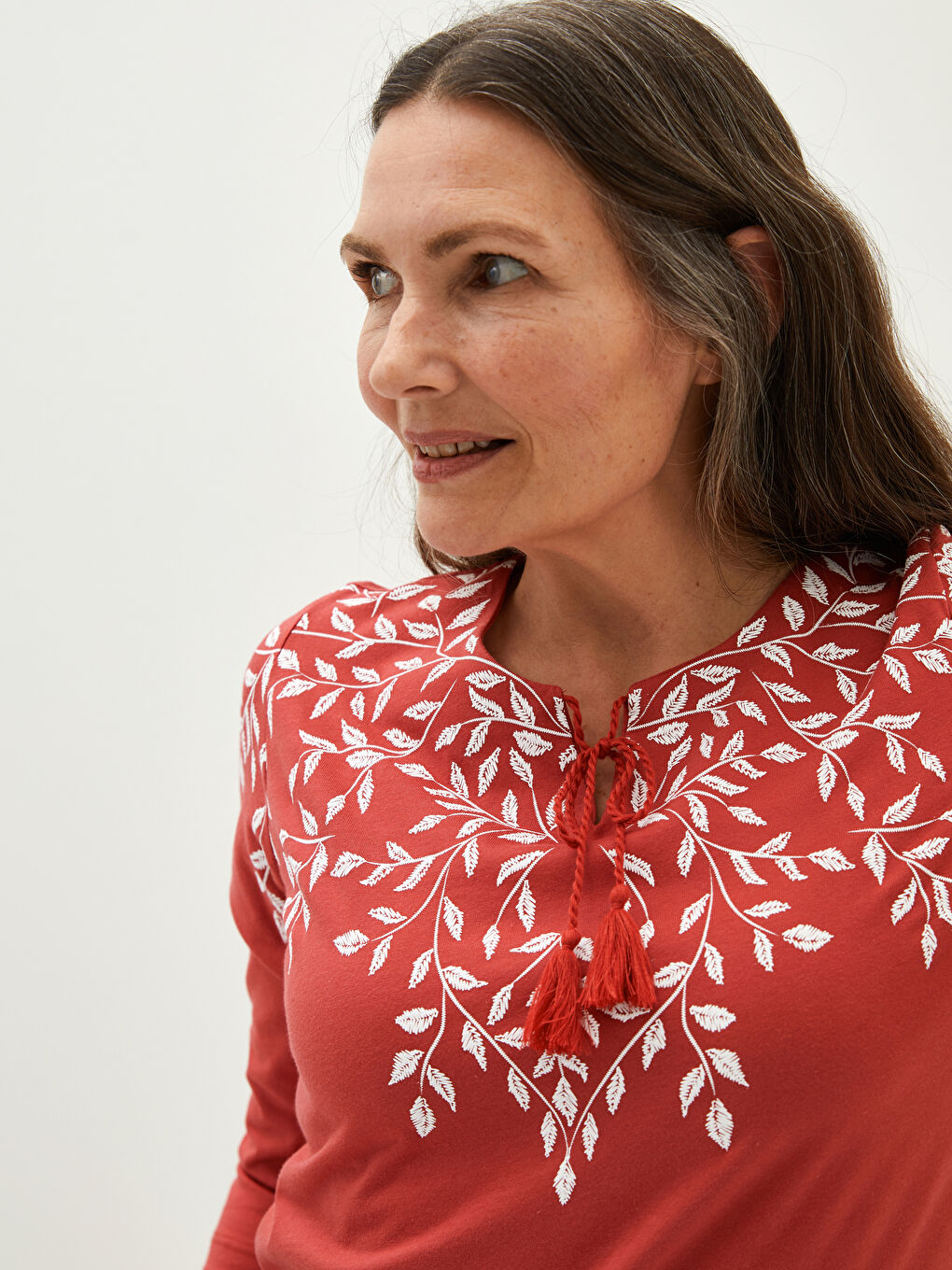 Kırmızı Bağlamalı Yaka Nakışlı Kadın Bluz-2