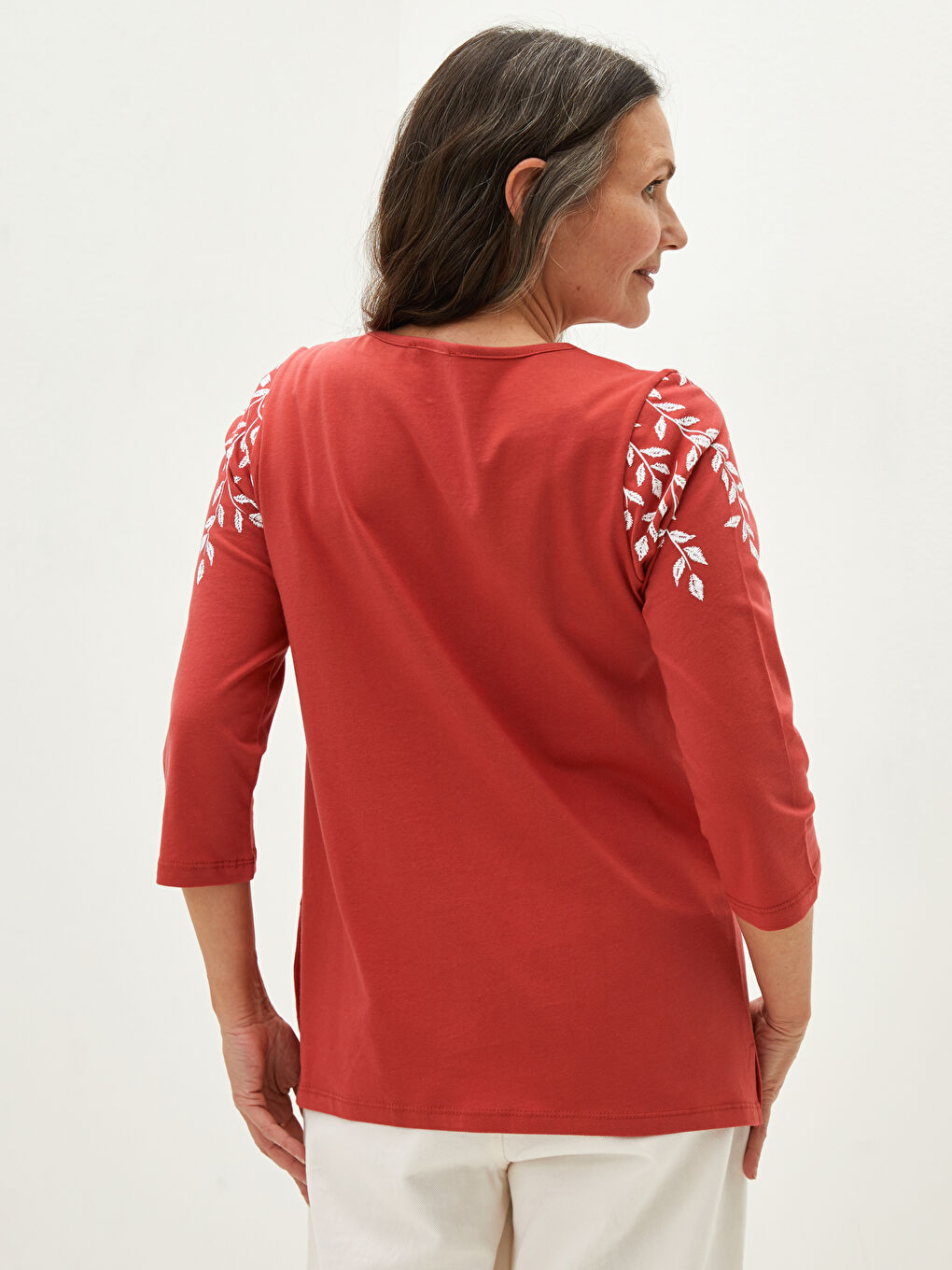 Kırmızı Bağlamalı Yaka Nakışlı Kadın Bluz-3