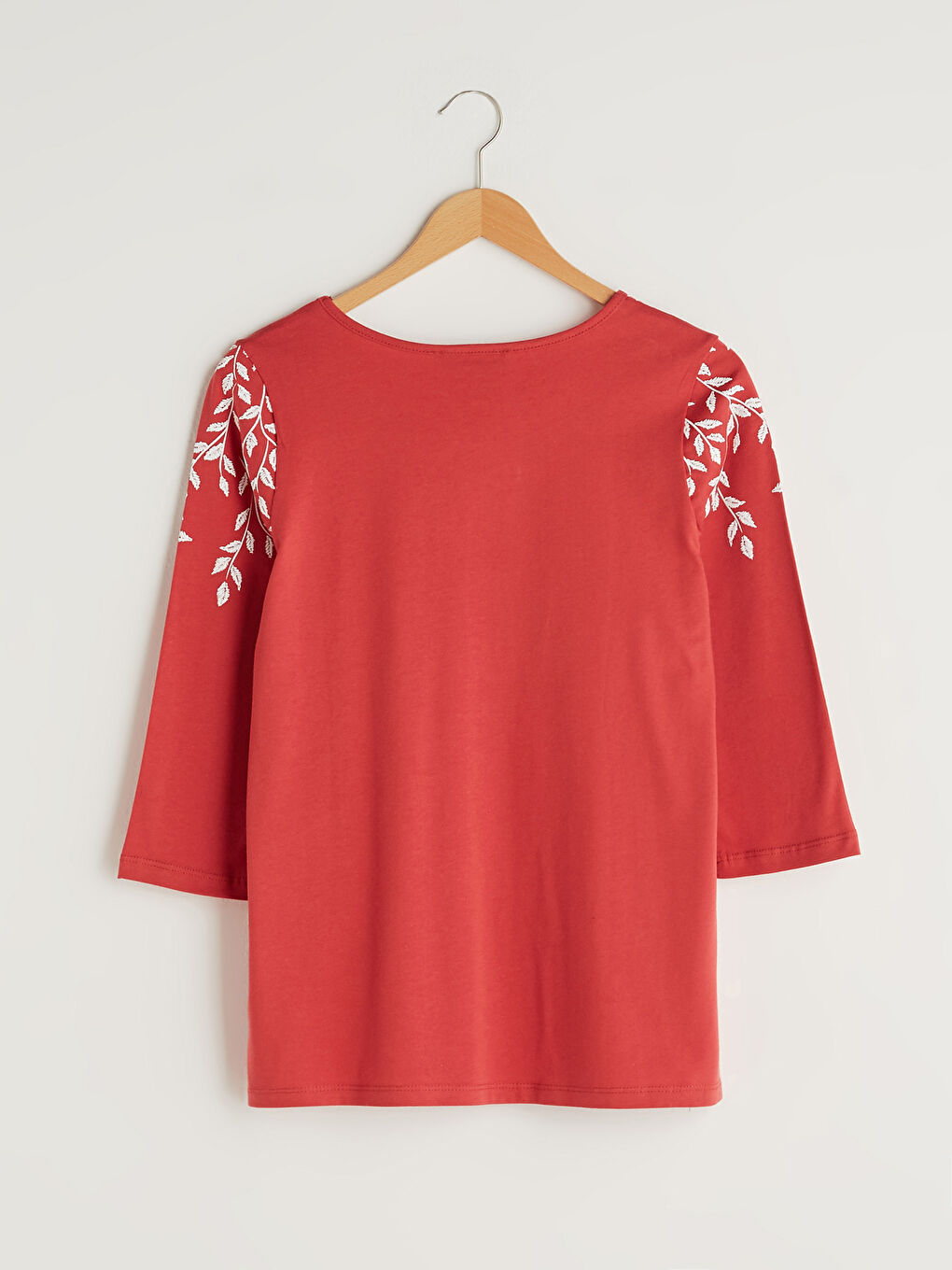 Kırmızı Bağlamalı Yaka Nakışlı Kadın Bluz-6