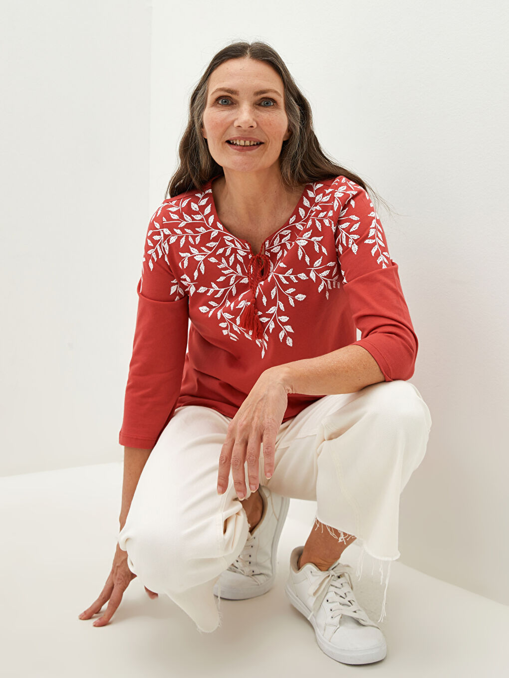 Kırmızı Bağlamalı Yaka Nakışlı Kadın Bluz-4