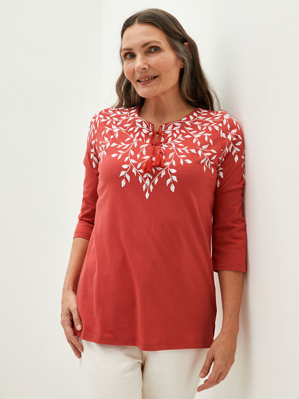 Kırmızı Bağlamalı Yaka Nakışlı Kadın Bluz