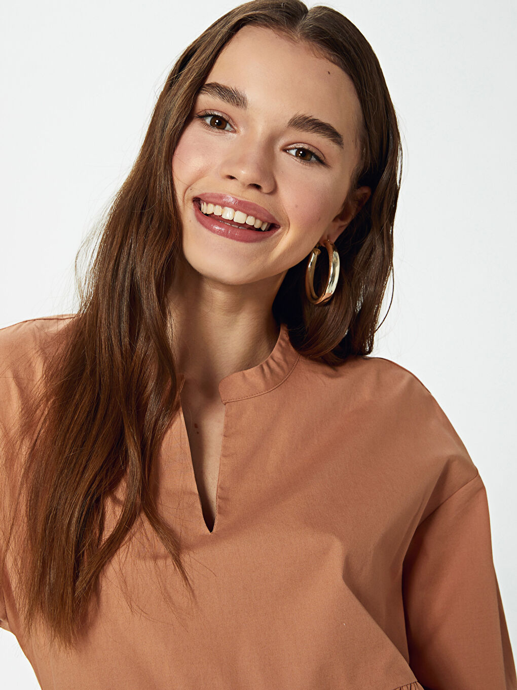 Kahverengi V Yaka Fırfır Detaylı Kısa Kollu Poplin Kadın Elbise-4