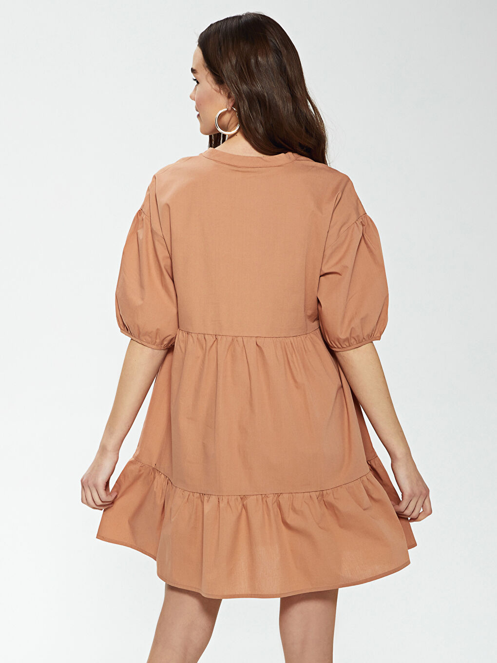 Kahverengi V Yaka Fırfır Detaylı Kısa Kollu Poplin Kadın Elbise-5