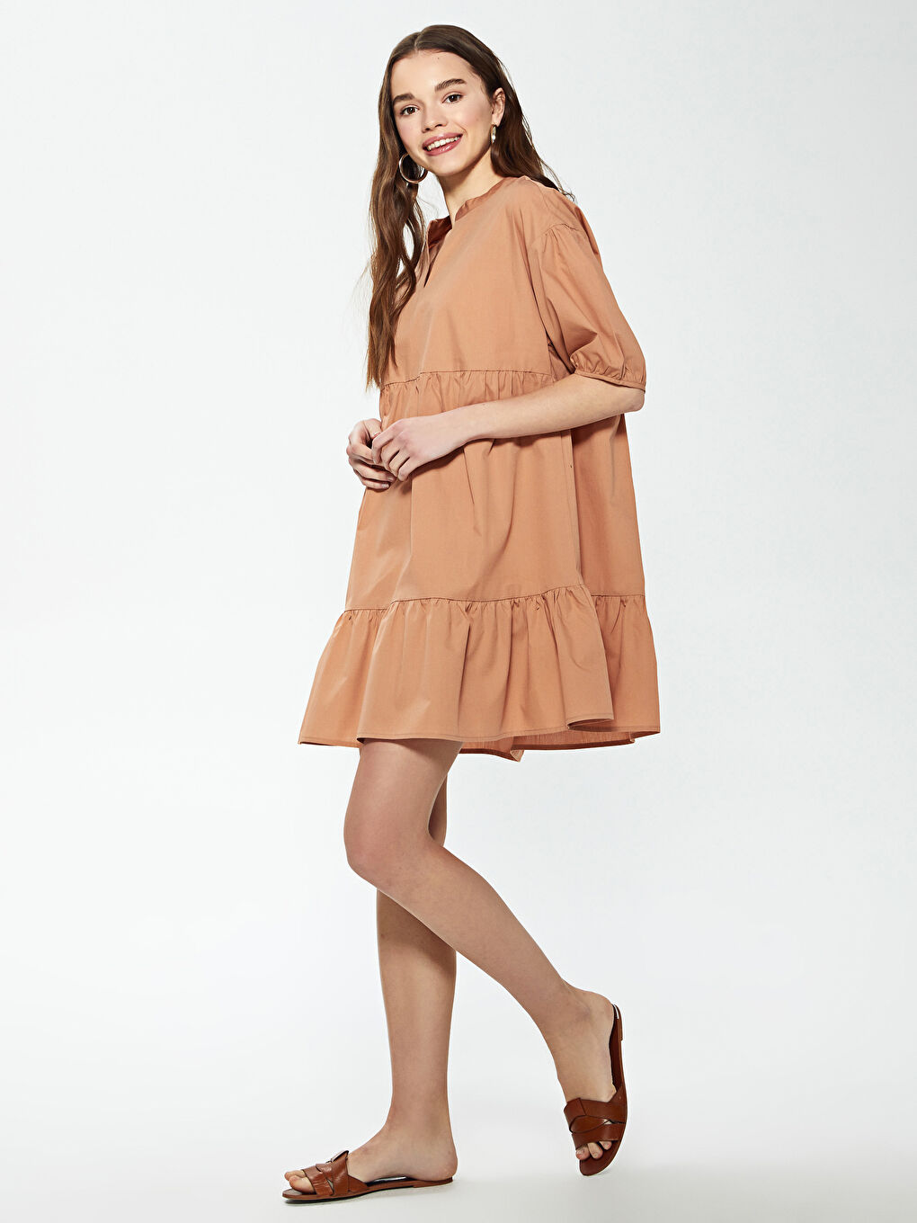 Kahverengi V Yaka Fırfır Detaylı Kısa Kollu Poplin Kadın Elbise-6