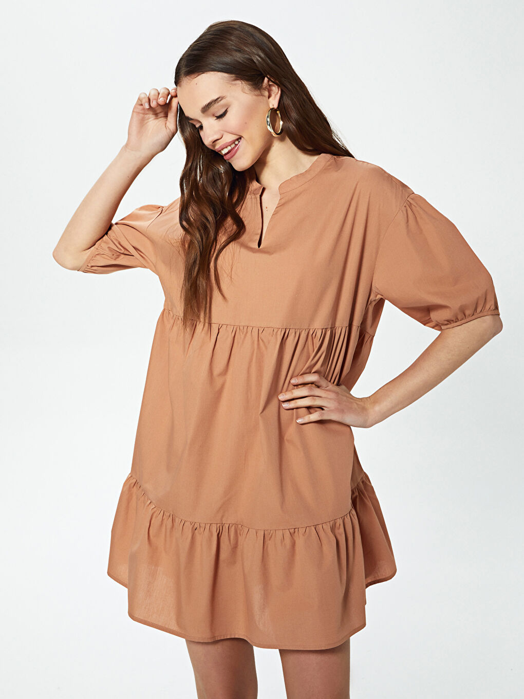 Kahverengi V Yaka Fırfır Detaylı Kısa Kollu Poplin Kadın Elbise-2