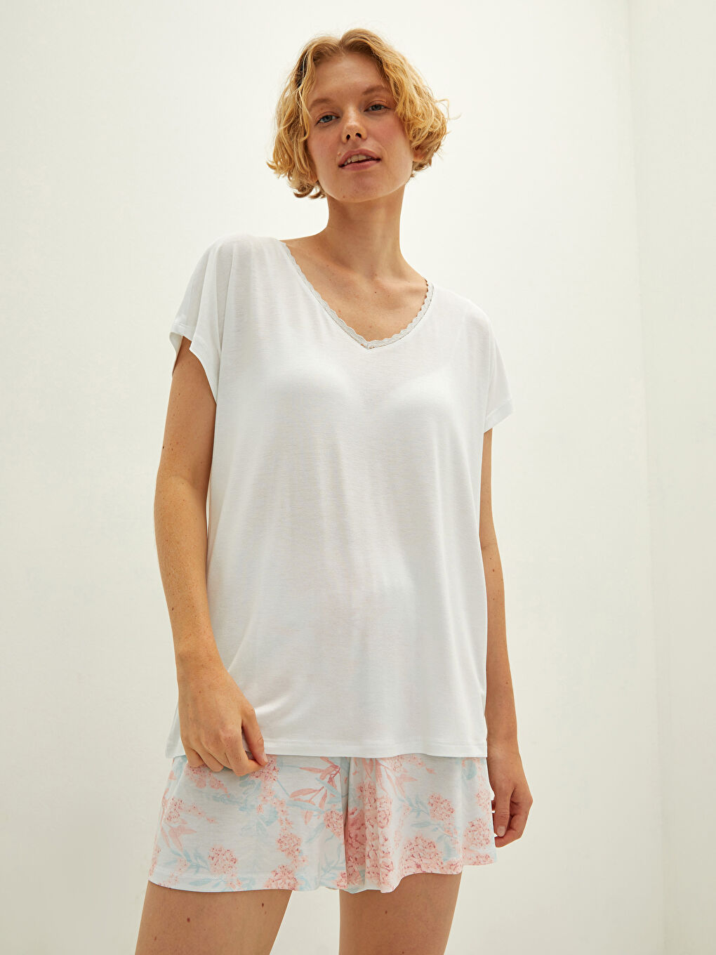 Pembe V Yaka Baskılı Kısa Kollu Viskon Kadın Şortlu Pijama Takımı